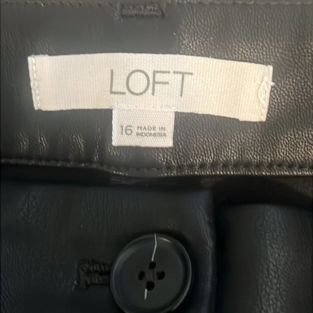LOFT Women’s Black Faux Leather Lined Pants 16